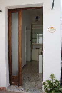 una puerta abierta a una cocina con pasillo en Villino Donna Rita, en Lecce