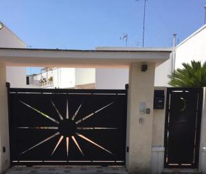 una puerta negra delante de una casa en Villino Donna Rita, en Lecce