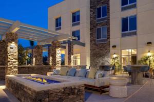 Hilton Garden Inn Temecula的休息区