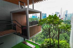 Un balcón o terraza en Ceylonz Suites KLCC, Bkt Bintang