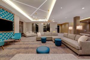Hilton Garden Inn Temecula的休息区