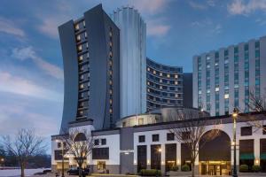 een hoog gebouw met een wit gebouw bij DoubleTree by Hilton Silver Spring Washington DC North in Silver Spring