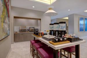 蒂梅丘拉Hilton Garden Inn Temecula的展出一些鞋的带柜台的商店