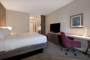 Hilton Garden Inn Temecula的电视和/或娱乐中心