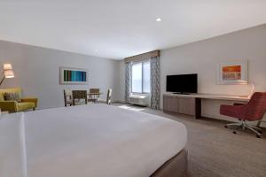 Hilton Garden Inn Temecula的电视和/或娱乐中心
