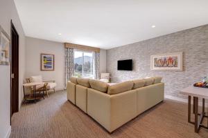 Hilton Garden Inn Temecula的电视和/或娱乐中心