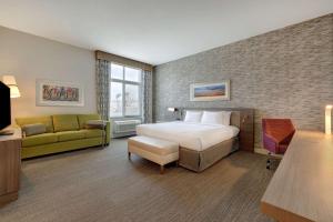 蒂梅丘拉Hilton Garden Inn Temecula的配有床和沙发的酒店房间
