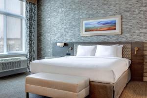 Hilton Garden Inn Temecula客房内的一张或多张床位