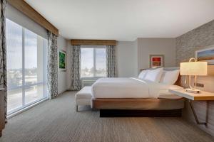 Hilton Garden Inn Temecula客房内的一张或多张床位
