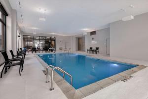 Bazén v ubytování DoubleTree by Hilton Davenport nebo v jeho okolí