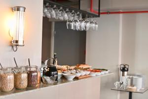 eine Küchentheke mit einem Buffet mit Speisen in der Unterkunft Hotel Local 101 in Reykjavík