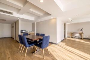 DoubleTree by Hilton Davenport的电视和/或娱乐中心