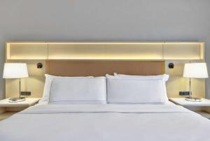 DoubleTree by Hilton Davenport客房内的一张或多张床位