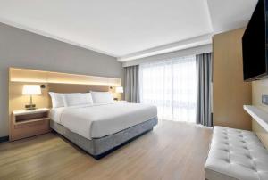 DoubleTree by Hilton Davenport客房内的一张或多张床位