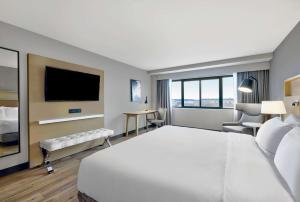 DoubleTree by Hilton Davenport客房内的一张或多张床位