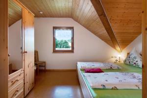 a bedroom with two beds and a window at Ferienwohnung Blasi mit Alpensicht in Ibach