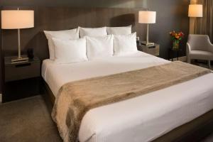 The Benson Portland, Curio Collection by Hilton客房内的一张或多张床位