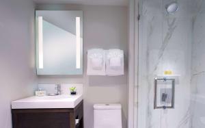 The Benson Portland, Curio Collection by Hilton的一间浴室