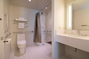 The Benson Portland, Curio Collection by Hilton的一间浴室