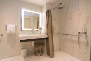 The Benson Portland, Curio Collection by Hilton的一间浴室