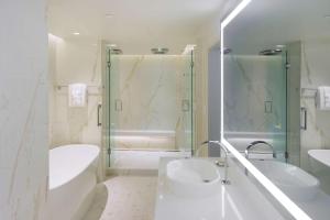 The Benson Portland, Curio Collection by Hilton的一间浴室