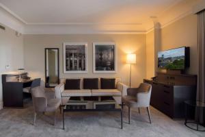 The Benson Portland, Curio Collection by Hilton的电视和/或娱乐中心