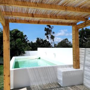 Bazén v ubytování Casa das Castanheiras nebo v jeho okolí