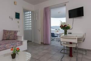 TV a/nebo společenská místnost v ubytování Markakis Apartments