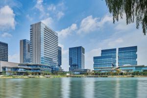 Doubletree By Hilton Suzhou Wuzhong في سوتشو: اطلالة على المدينة من الماء مع المباني