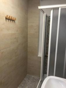 y baño con ducha y lavamanos. en Nice flat.Very near UCAM, UM university.Murcia, en Espinardo