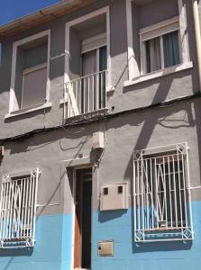 un edificio con dos ventanas con barrotes. en Nice flat.Very near UCAM, UM university.Murcia, en Espinardo
