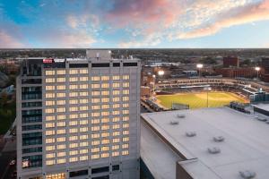 un grand bâtiment avec un terrain de baseball dans une ville dans l'établissement Homewood Suites By Hilton Toledo Downtown, à Toledo