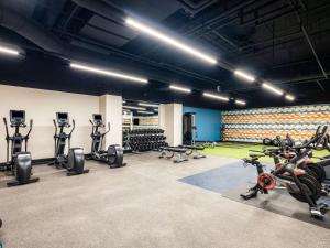 een fitnessruimte met diverse loopbanden en hometrainers bij Homewood Suites By Hilton Toledo Downtown in Toledo