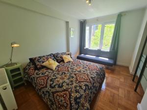 מיטה או מיטות בחדר ב-Oceana Suites Lastarria, en cerro Santa Lucia