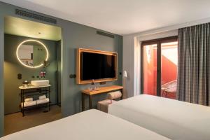 Postel nebo postele na pokoji v ubytování Se Catedral Hotel Porto, Tapestry Collection By Hilton