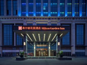 een gebouw met een bord waarop staat: hilton garden inn bij Hilton Garden Inn Jinzhou Central Street in Jinzhou