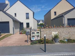 サン・マロにあるChez Frédéricの前に看板がある家