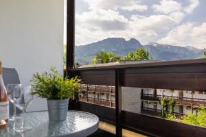 balcón con mesa y vistas a las montañas en Apartament Widok Zakopane, en Zakopane