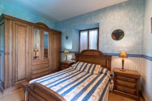1 dormitorio con 1 cama y 2 mesitas de noche en Villa Ganbara, en Villava