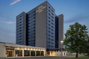 潘特克莱尔Doubletree By Hilton Pointe Claire Montreal Airport West的酒店及建筑效果图