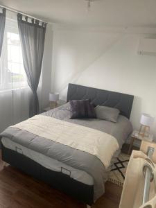 ein Schlafzimmer mit einem großen Bett in einem Zimmer in der Unterkunft CASA RAHMA in Amboise
