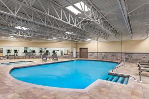 潘特克莱尔Doubletree By Hilton Pointe Claire Montreal Airport West的酒店房间里的一个蓝色水池