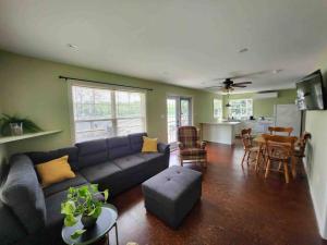 uma sala de estar com um sofá azul e uma cozinha em CAIA Lakeside Retreat - Sunken Lake em New Minas