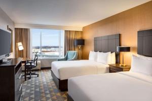 Doubletree By Hilton Pointe Claire Montreal Airport West客房内的一张或多张床位
