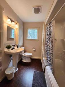 uma casa de banho com um lavatório, um WC e um chuveiro em CAIA Lakeside Retreat - Sunken Lake em New Minas