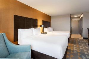 Doubletree By Hilton Pointe Claire Montreal Airport West客房内的一张或多张床位