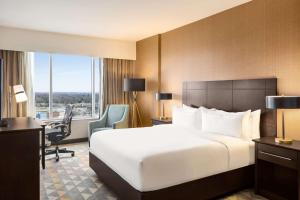 Doubletree By Hilton Pointe Claire Montreal Airport West客房内的一张或多张床位