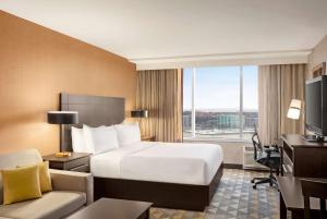 Doubletree By Hilton Pointe Claire Montreal Airport West客房内的一张或多张床位