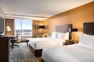Doubletree By Hilton Pointe Claire Montreal Airport West客房内的一张或多张床位