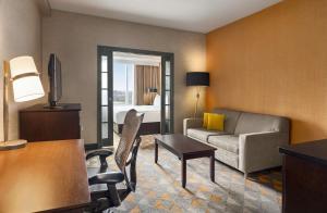 Doubletree By Hilton Pointe Claire Montreal Airport West的休息区